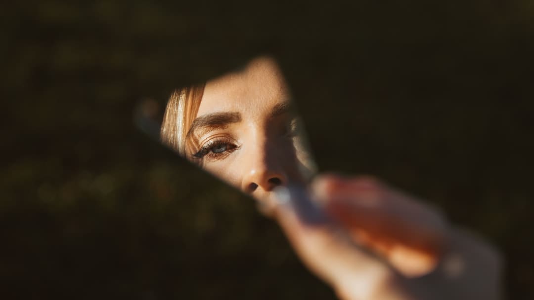 盯着拾荒老人不放,是怜悯?还是想遮羞?